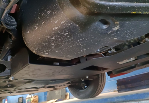 Steel catalytic converter guard/cat lock for Nissan NV400