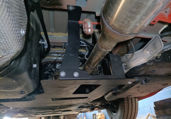 Steel catalytic converter guard/cat lock for Nissan NV400